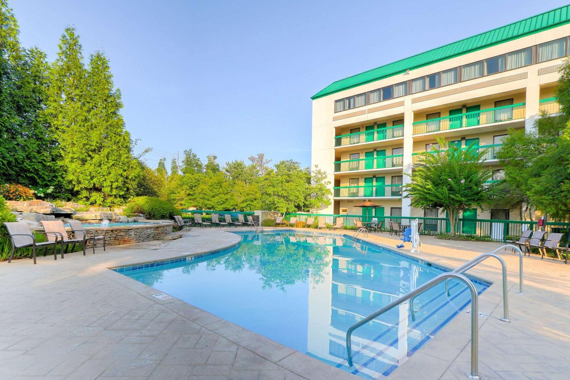 Quality Inn Near The Island פיג'ן פורג' מראה חיצוני תמונה