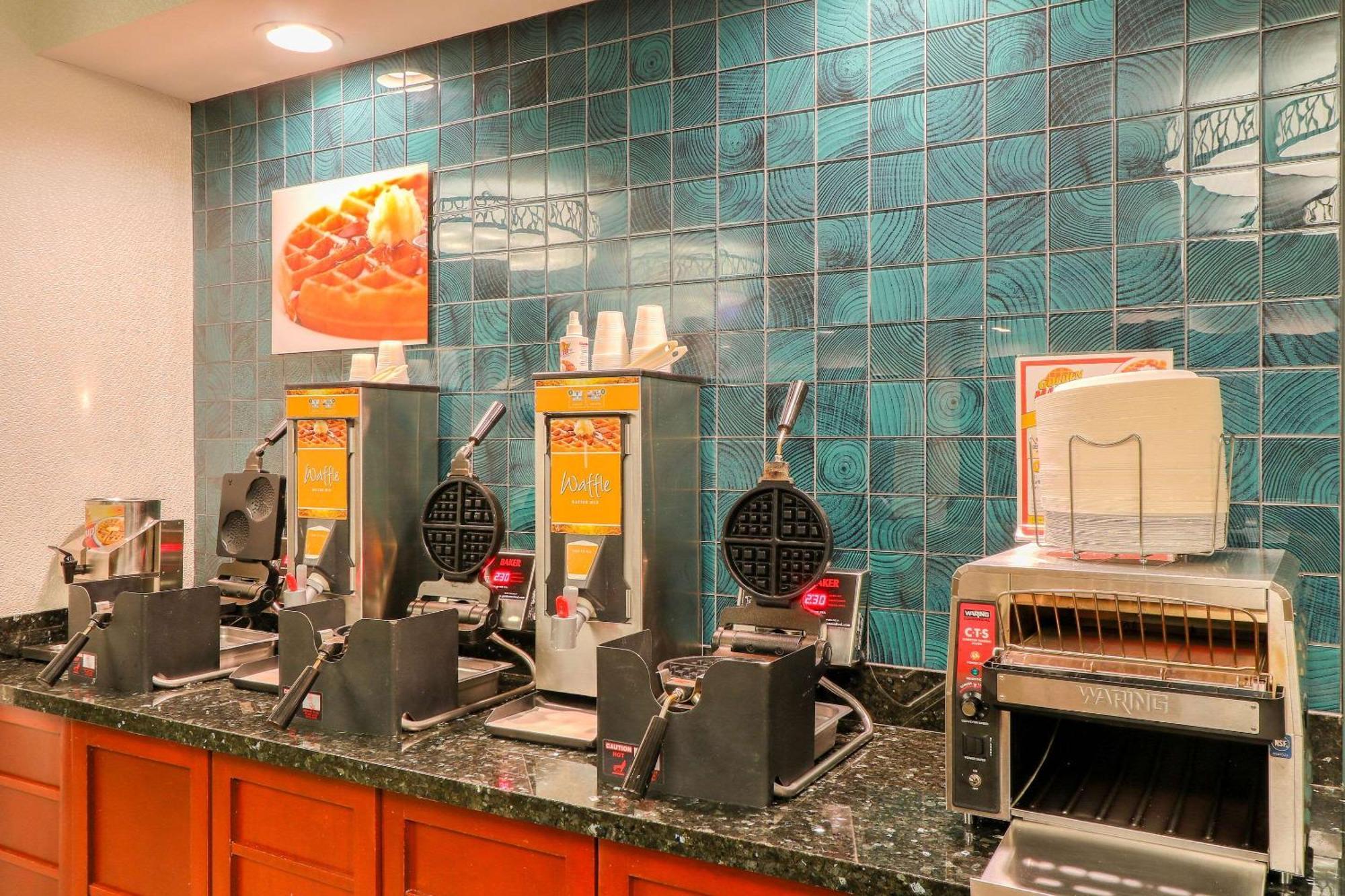 Quality Inn Near The Island פיג'ן פורג' מראה חיצוני תמונה