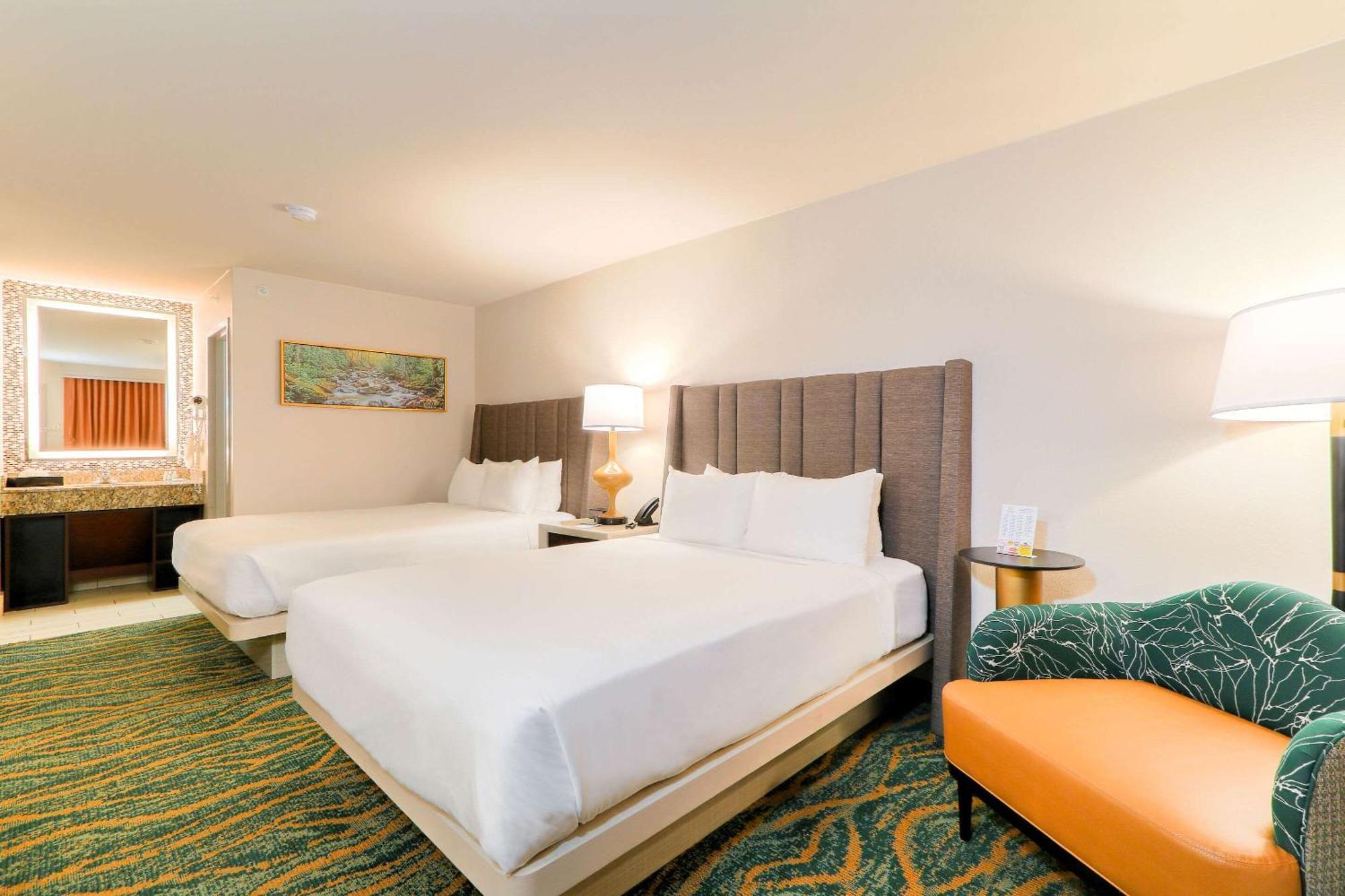 Quality Inn Near The Island פיג'ן פורג' מראה חיצוני תמונה