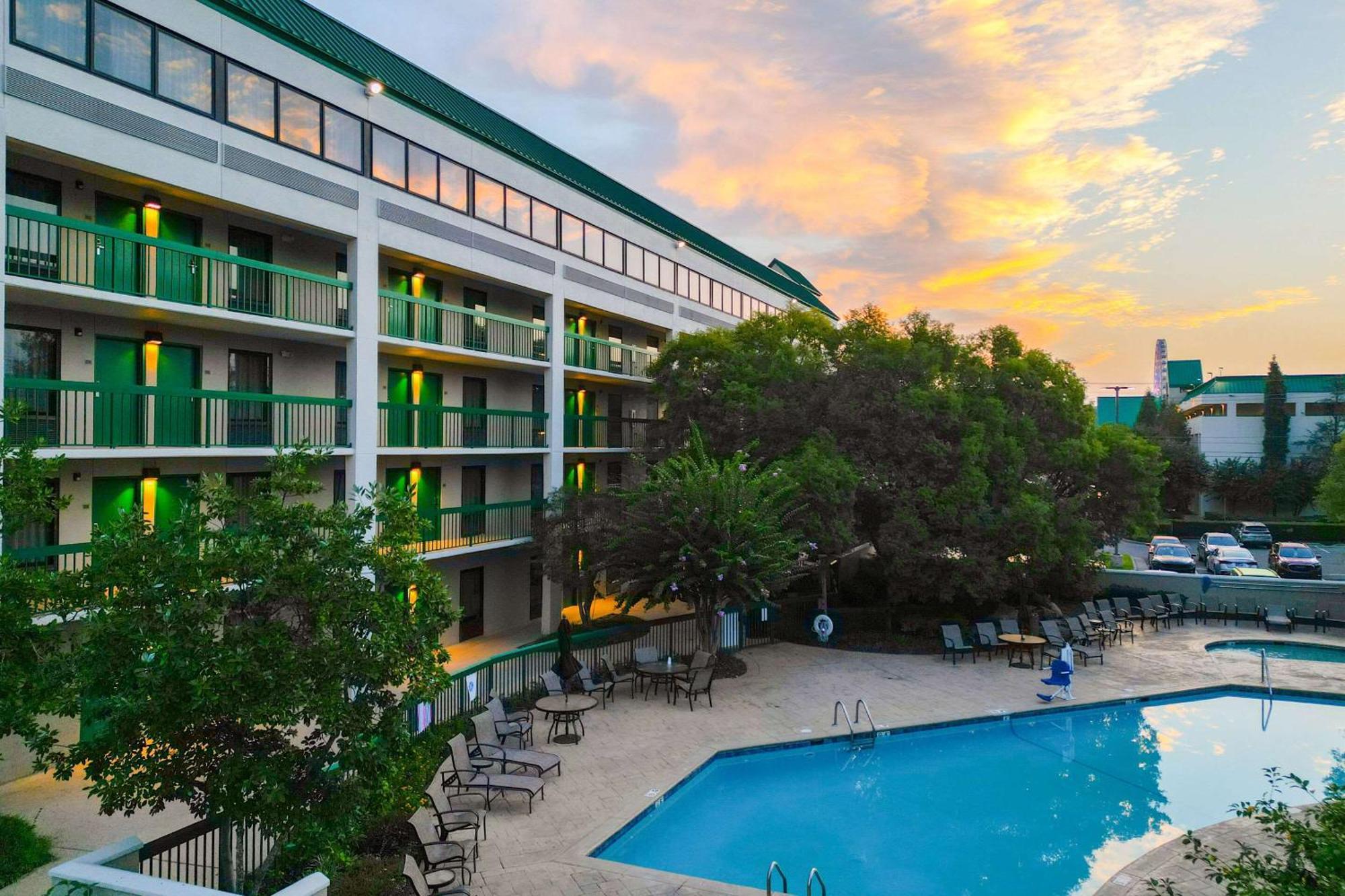 Quality Inn Near The Island פיג'ן פורג' מראה חיצוני תמונה