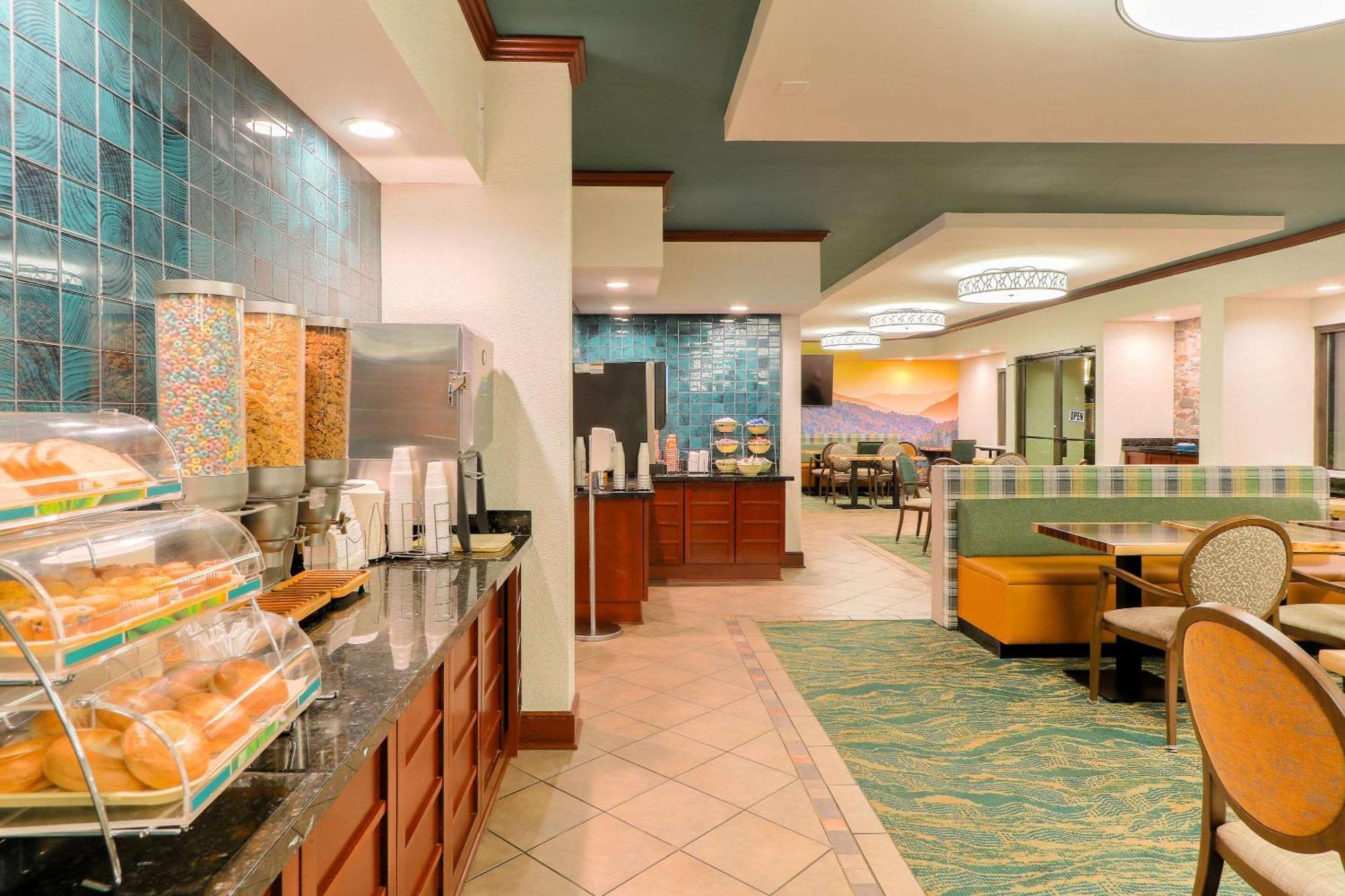 Quality Inn Near The Island פיג'ן פורג' מראה חיצוני תמונה