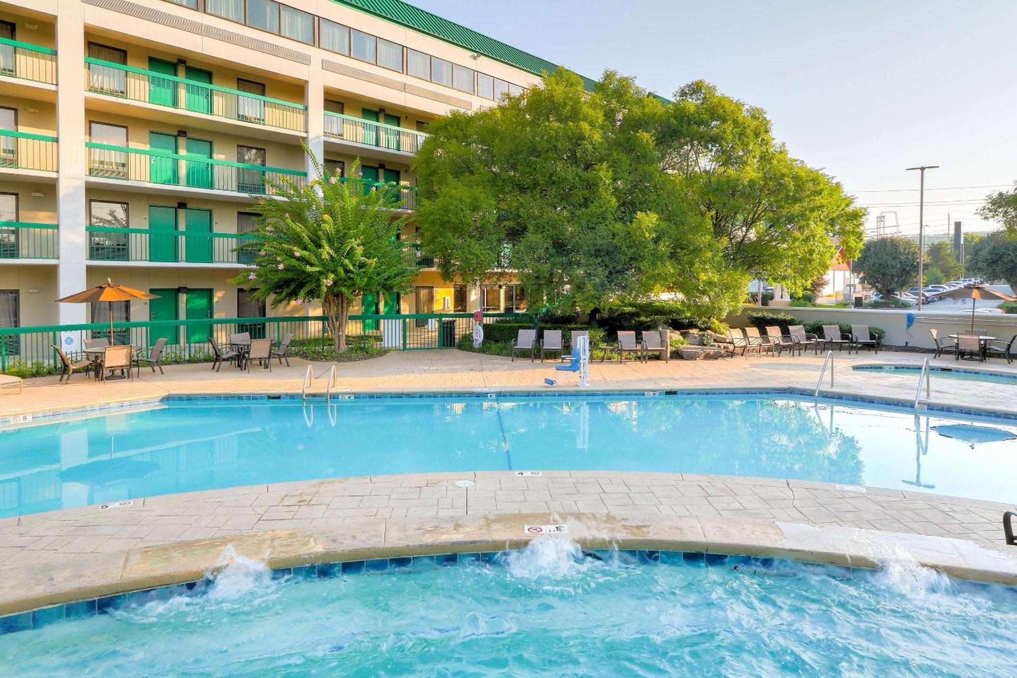 Quality Inn Near The Island פיג'ן פורג' מראה חיצוני תמונה