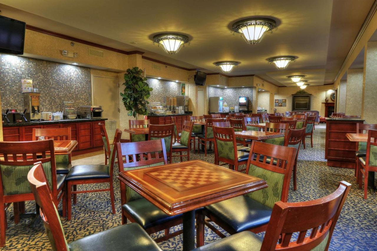 Quality Inn Near The Island פיג'ן פורג' מראה חיצוני תמונה