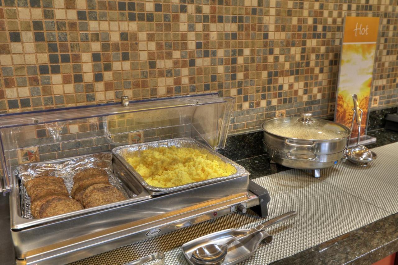 Quality Inn Near The Island פיג'ן פורג' מראה חיצוני תמונה